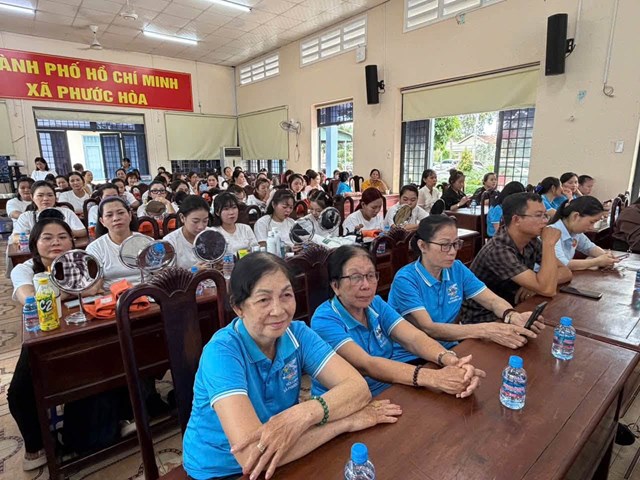 Hội Li&ecirc;n hiệp Phụ nữ (LHPN) TP.HCM đ&atilde; phối hợp tổ chức lễ khai giảng kh&oacute;a đ&agrave;o tạo nghề &ldquo;Pha chế thức uống&rdquo; d&agrave;nh ri&ecirc;ng cho c&aacute;c hội vi&ecirc;n v&agrave; phụ nữ tr&ecirc;n địa b&agrave;n x&atilde; Phước H&ograve;a.