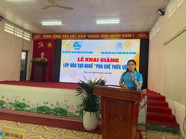 B&agrave; Hồ Diễm Sang, Ph&oacute; Chủ tịch Ủy ban MTTQ Việt Nam x&atilde;, Chủ tịch Hội LHPN x&atilde; Phước H&ograve;a, TPHCM, ph&aacute;t biểu tại lễ khai giảng.