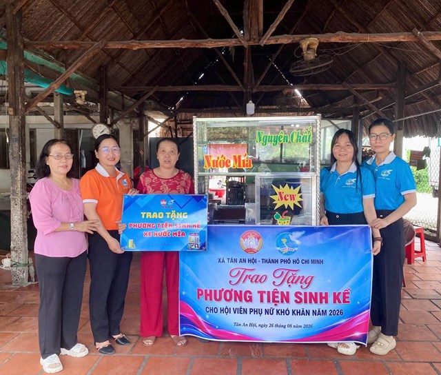 Hội LHPN x&atilde; T&acirc;n An Hội trao xe nước m&iacute;a cho b&agrave; Cao Thị Diễm