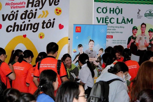 Đ&ocirc;ng đảo sinh vi&ecirc;n tham gia