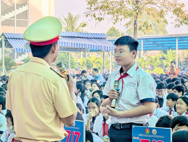 Lực lượng CSGT T&acirc;n T&uacute;c, TP Hồ Ch&iacute; Minh tuy&ecirc;n truyền Luật ATGT cho học sinh Trường THCS Hưng Long