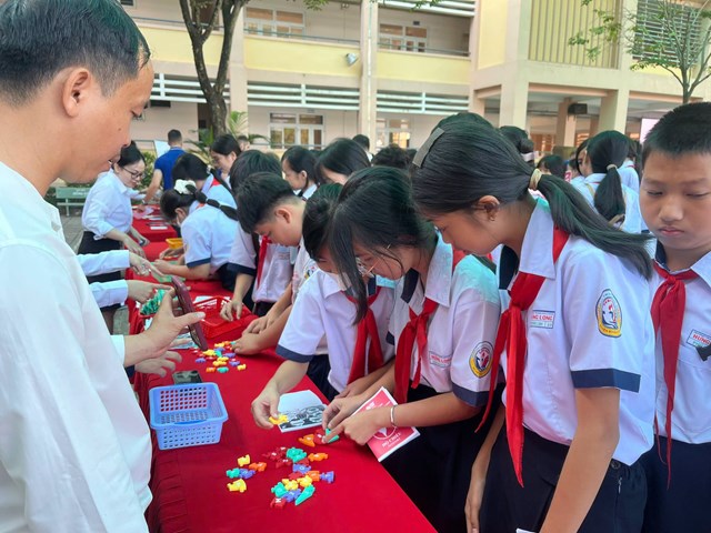 Học sinh Trường THCS Hưng Long, TP. Hồ Ch&iacute; Minh tham gia chương tr&igrave;nh "Giờ ra chơi s&aacute;ng tạo"