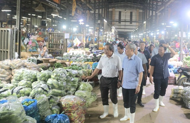 Lực lượng chức năng kiểm tra thực phẩm tại chợ đầu mối B&igrave;nh Điền, TP .Hồ Ch&iacute; Minh