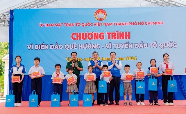 Ph&oacute; B&iacute; thư Th&agrave;nh ủy, Chủ tịch Ủy ban MTTQ Việt Nam TP.Hồ Ch&iacute; Minh Nguyễn Phước Lộc trao tặng qu&agrave; cho c&aacute;c em thiếu nhi tại đặc khu C&ocirc;n Đảo