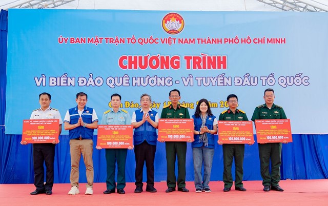Ph&oacute; B&iacute; thư Th&agrave;nh ủy, Chủ tịch Ủy ban MTTQ Việt Nam TP.Hồ Ch&iacute; Minh Nguyễn Phước Lộc trao bảng tượng trưng kinh ph&iacute; hỗ trợ c&aacute;c c&ocirc;ng tr&igrave;nh phục vụ huấn luyện, sẵn s&agrave;ng chiến đấu, học tập, sinh hoạt v&agrave; r&egrave;n luyện thể thao cho c&aacute;c đơn vị