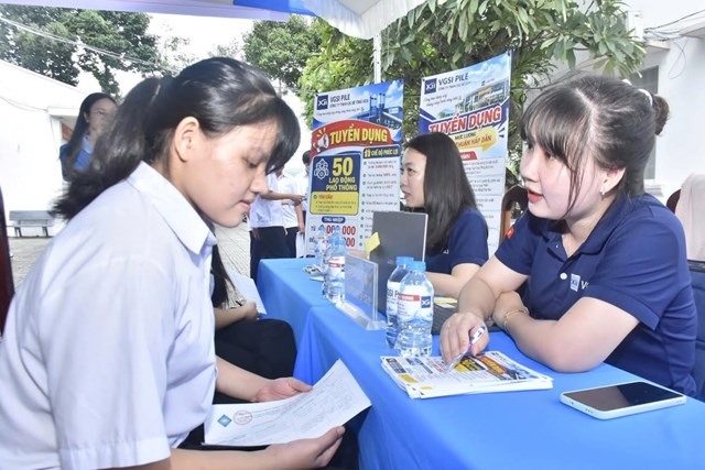 C&aacute;c doanh nghiệp tham gia giới thiệu việc l&agrave;m cho người lao động tại&nbsp;"Ng&agrave;y hội việc l&agrave;m năm 2026" tại Phường T&acirc;n Hải.