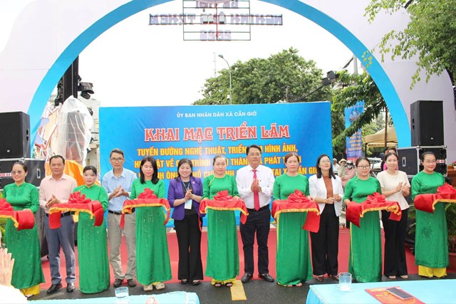 L&atilde;nh đạo x&atilde; Cần Giờ cắt băng khai mạc triển l&atilde;m Tuyến đường nghệ thuật v&agrave; kh&ocirc;ng gian trưng b&agrave;y h&igrave;nh ảnh, hiện vật giới thiệu qu&aacute; tr&igrave;nh h&igrave;nh th&agrave;nh, ph&aacute;t triển văn h&oacute;a &ndash; lịch sử Cần Giờ.