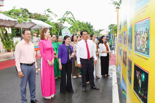 L&atilde;nh đạo x&atilde; Cần Giờ tham quan triển l&atilde;m tr&ecirc;n tuyến đường