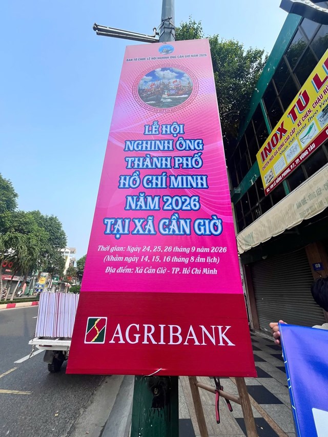 Nhằm g&oacute;p phần lan tỏa kh&ocirc;ng kh&iacute; Lễ hội Nghinh &Ocirc;ng Th&agrave;nh phố Hồ Ch&iacute; Minh năm 2026 tại x&atilde; Cần Giờ, c&aacute;c phường Vũng T&agrave;u, Thắng Tam v&agrave; c&aacute;c x&atilde; An Thới Đ&ocirc;ng, B&igrave;nh Kh&aacute;nh, Thạnh An đ&atilde; t&iacute;ch cực hỗ trợ treo phướn tuy&ecirc;n truyền tr&ecirc;n c&aacute;c tuyến đường, khu vực c&ocirc;ng cộng.