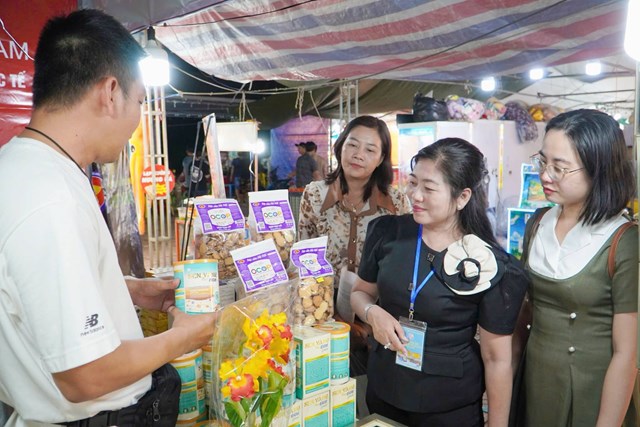 Nhiều sản phẩm OCOP được trưng b&agrave;y, giới thiệu, mua b&aacute;n tại Hội chợ. Ảnh Thanh T&acirc;m