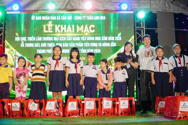Nh&acirc;n dịp n&agrave;y, C&ocirc;ng ty Tuấn Anh Mia đ&atilde; tổ chức trao qu&agrave; cho c&aacute;c em thiếu nhi c&oacute; ho&agrave;n cảnh kh&oacute; khăn tr&ecirc;n địa b&agrave;n. Ảnh Thanh T&acirc;m