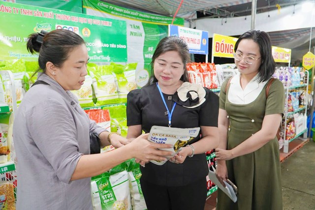 Ph&oacute; Chủ tịch UBND x&atilde; Cần Giờ V&otilde; Thị Diễm Phượng (&aacute;o đen) thăm c&aacute;c gian h&agrave;ng tại Hội chợ. Ảnh Thanh T&acirc;m