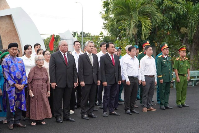 L&atilde;nh đạo x&atilde; Cần Giờ v&agrave; đại biểu tổ chức lễ d&acirc;ng hoa tưởng niệm c&aacute;c Anh h&ugrave;ng liệt sĩ