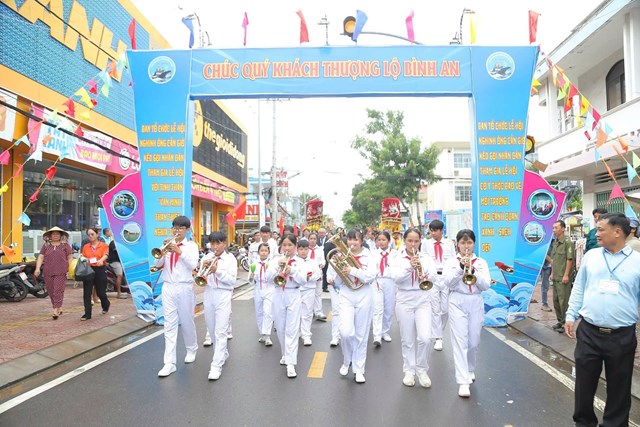 Cần Giờ: Dâng hương tưởng niệm các Anh hùng liệt sĩ, thượng đại kỳ khai hội Nghinh Ông - Ảnh 7