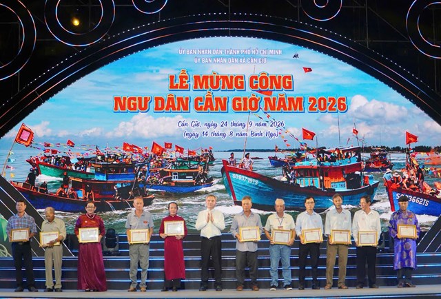 UBND x&atilde; Cần Giờ trao bằng khen cho c&aacute;c tập thể, c&aacute; nh&acirc;n c&oacute; th&agrave;nh t&iacute;ch xuất sắc trong nu&ocirc;i trồng, đ&aacute;nh bắt thủy sản v&agrave; t&ocirc;n tạo, giữ g&igrave;n, tr&ugrave;ng tu Lăng &Ocirc;ng Thủy Tướng