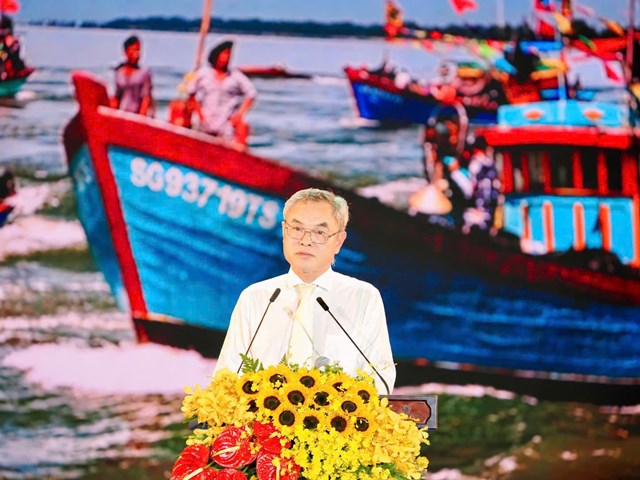 &Ocirc;ng Mai Trung Hưng, Chủ tịch UBND x&atilde; Cần Giờ, b&aacute;o c&aacute;o mừng c&ocirc;ng tại lễ khai mạc