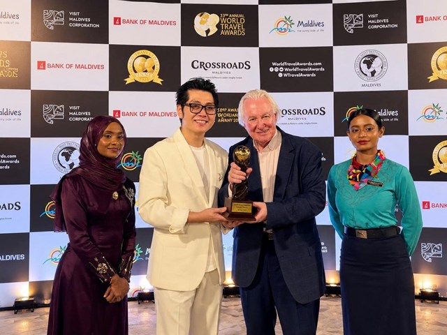 &Ocirc;ng Graham E. Cooke - Nh&agrave; s&aacute;ng lập ki&ecirc;m Chủ tịch của World Travel Awards trao giải thường cho &ocirc;ng&nbsp;Lại Minh Duy, Chủ tịch HĐQT TSTtourist&nbsp;
