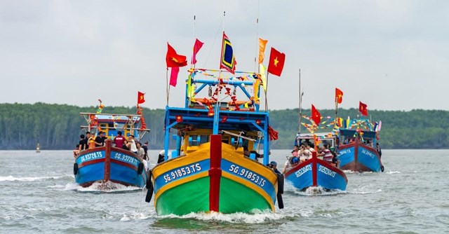Đo&agrave;n t&agrave;u ghe trong lễ đưa - rước Nghinh &Ocirc;ng&nbsp;