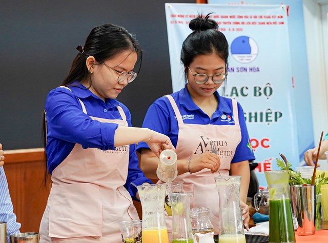 C&aacute;c hội vi&ecirc;n chăm ch&uacute;t, tỉ mẩn học c&aacute;ch pha chế đồ uống tại lớp học