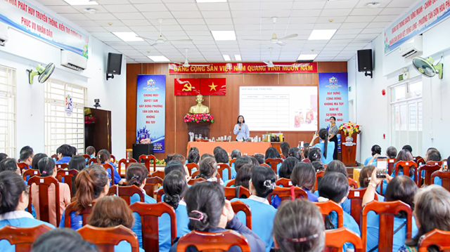 Đ&ocirc;ng đảo hội vi&ecirc;n&nbsp;Hội LHPN phường T&acirc;n Sơn H&ograve;a tham gia lớp học pha chế đồ uống