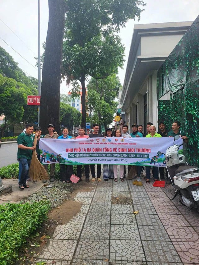 Ra qu&acirc;n tổng vệ sinh tr&ecirc;n tuyến đường Điện Bi&ecirc;n Phủ
