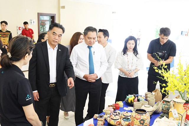 Ph&oacute; Chủ tịch Thường trực UBND Th&agrave;nh phố Nguyễn Lộc H&agrave; tham quan c&aacute;c gian h&agrave;ng trưng b&agrave;y sản phẩm du lịch tại hội nghị. Ảnh Yến Nhi