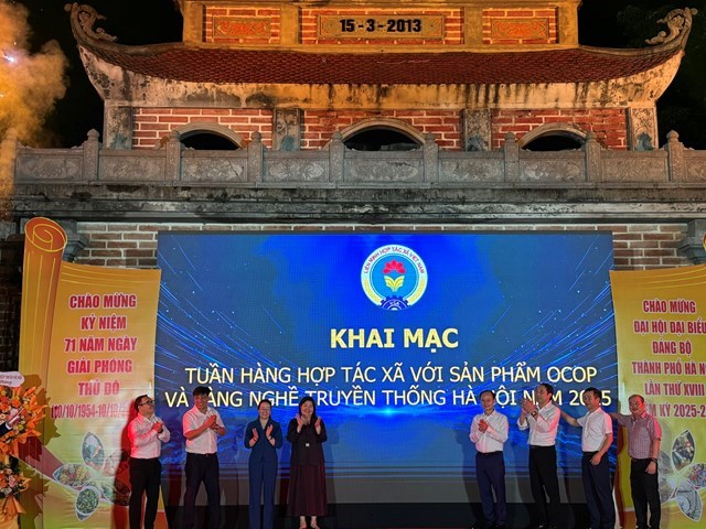 C&aacute;c đồng ch&iacute; L&atilde;nh đạo thực hiện nghi thức Khai mạc Tuần h&agrave;ng Hợp t&aacute;c x&atilde; với sản phẩm OCOP v&agrave; L&agrave;ng nghề truyền thống 2025