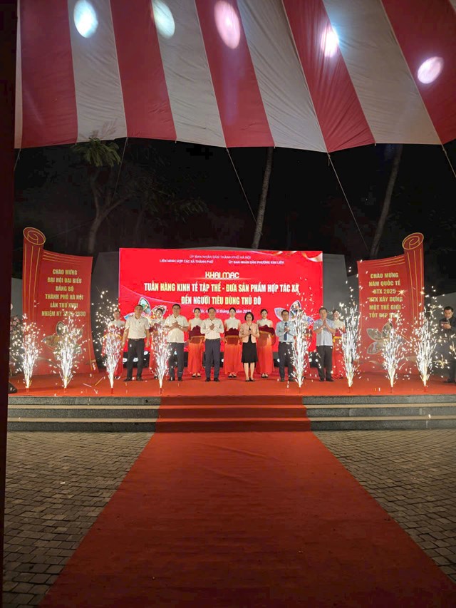 To&agrave;n cảnh khai mạc Tuần h&agrave;ng - Đại diện Li&ecirc;n minh HTX Th&agrave;nh phố H&agrave; Nội c&ugrave;ng l&atilde;nh đạo phường Kim Li&ecirc;n cắt băng khai mạc Tuần h&agrave;ng Kinh tế tập thể, sự kiện quảng b&aacute; sản phẩm HTX quy m&ocirc; lớn nhất năm 2025.
