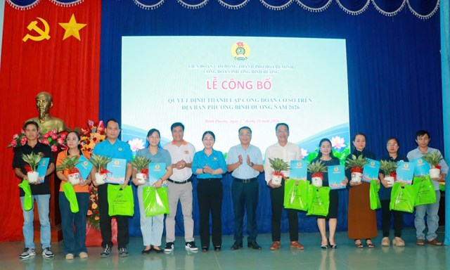 B&agrave; Nguyễn Kim Loan, Ph&oacute; Chủ tịch LĐLĐ TP.Hồ Ch&iacute; Minh v&agrave; &ocirc;ng Nguyễn Văn Sum, Ph&oacute; B&iacute; thư Thường trực Đảng ủy phường B&igrave;nh Dương trao Quyết định v&agrave; tặng c&acirc;y xanh cho c&aacute;c CĐCS