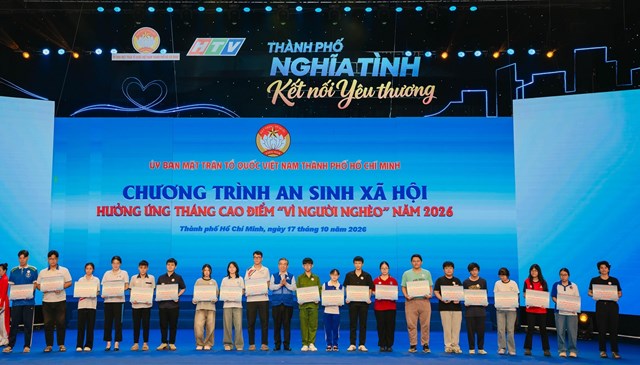&Ocirc;ng Nguyễn Phước Lộc, Ph&oacute; B&iacute; thư Th&agrave;nh ủy, Chủ tịch Ủy ban MTTQ Việt Nam TP.Hồ Ch&iacute; Minh trao tặng học bổng Nguyễn Hữu Thọ cho học sinh, sinh vi&ecirc;n.&nbsp;