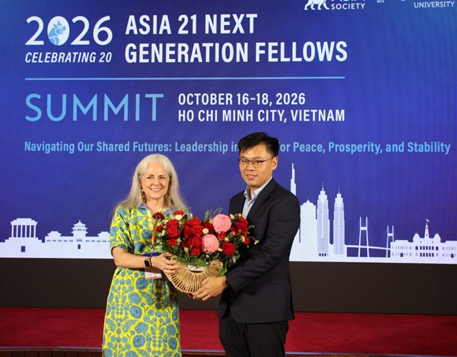 Đại diện Trường Đại học RMIT tặng hoa Ph&oacute; Chủ tịch UBND Th&agrave;nh phố Trương Minh Huy Vũ tại hội nghị. Ảnh CTTTP