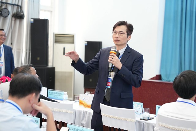 GS. Chih-Yang Lin, Đại học Quốc lập Trung ương, Đ&agrave;i Loan (Trung Quốc) tr&igrave;nh b&agrave;y chuy&ecirc;n đề "M&ocirc; h&igrave;nh nhỏ, robot th&ocirc;ng minh: Đưa robot AI v&agrave;o thực tiễn&rdquo; tại Hội thảo