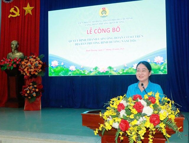 B&agrave; Nguyễn Kim Loan, Ph&oacute; Chủ tịch LĐLĐ TP.HCM ph&aacute;t biểu tại buổi lễ