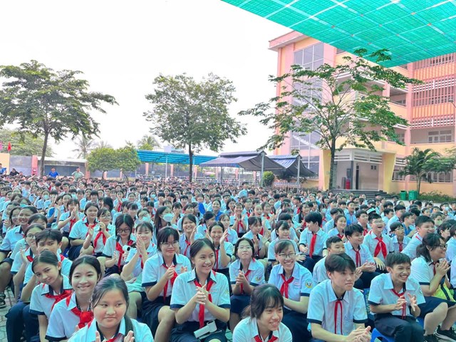 Học sinh trường THCS Hưng Long, TP .Hồ Ch&iacute; Minh trong giờ sinh hoạt chuy&ecirc;n đề