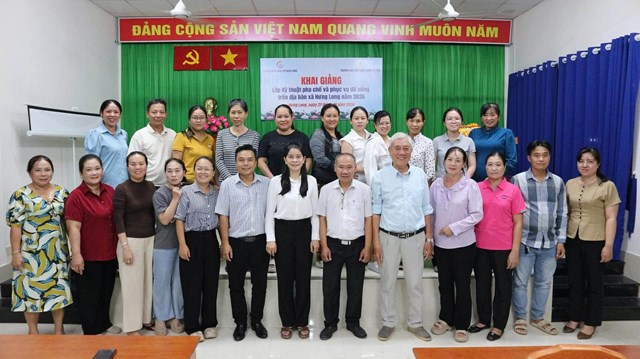 Khai giảng&nbsp;lớp kỹ thuật pha chế v&agrave; phục vụ đồ uống d&agrave;nh cho hội vi&ecirc;n, phụ nữ&nbsp; tại x&atilde; Hưng Long