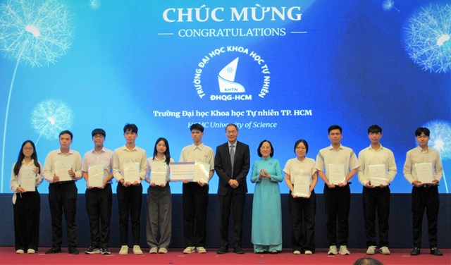 Nguy&ecirc;n Ph&oacute; Chủ tịch HĐND TP.Hồ Ch&iacute; Minh Trương Thị &Aacute;nh trao học bổng cho sinh vi&ecirc;n Trường Đại học Khoa học tự nhi&ecirc;n TP.Hồ Ch&iacute; Minh. Ảnh cttp