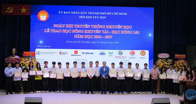 C&aacute;c Nh&agrave; t&agrave;i trợ trao học bổng cho sinh vi&ecirc;n. Ảnh CTTP