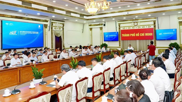 Chủ tịch UBND TP.HCM Nguyễn Văn Được chủ tr&igrave; cuộc họp r&agrave; so&aacute;t c&ocirc;ng t&aacute;c chuẩn bị Diễn đ&agrave;n Kinh tế M&ugrave;a thu 2026 tại trụ sở UBND TP.HCM ng&agrave;y 26-10. Ảnh: H&Ugrave;NG TRIỀU