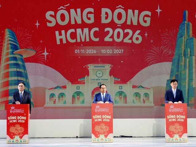 Chủ tịch UBND TP.Hồ Ch&iacute; Minh Nguyễn Văn Được, Ph&oacute; Chủ tịch Thường trực UBND TP.Hồ Ch&iacute; Minh Nguyễn Lộc H&agrave; c&ugrave;ng Ph&oacute; Chủ tịch UBND TP.Hồ Ch&iacute; Minh Trương Minh Huy Vũ thực hiện nghi thức ph&aacute;t động Chương tr&igrave;nh "Vibrant HCMC". Ảnh CTTP