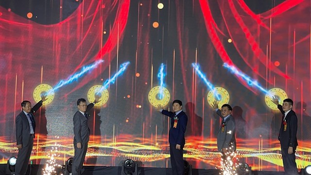 C&aacute;c đại biểu nhấn n&uacute;t khai mạc Hội chợ C&ocirc;ng Thương v&ugrave;ng Đồng bằng s&ocirc;ng Hồng - Hải Ph&ograve;ng 2025.