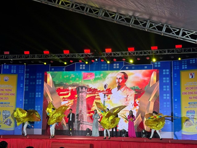 Chương tr&igrave;nh văn nghệ ch&agrave;o mừng.