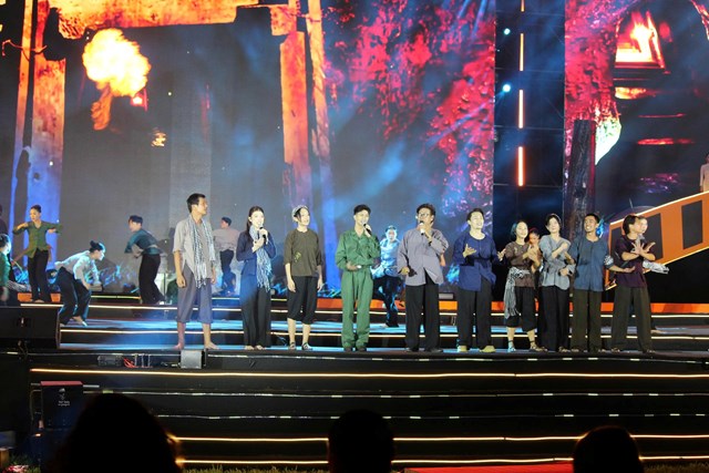 Tập thể diễn vi&ecirc;n phim Mưa đỏ tr&igrave;nh diễn tiết mục văn nghệ đặc biệt, kết hợp ba ca kh&uacute;c &ldquo;C&ograve;n g&igrave; đẹp hơn&rdquo;, &ldquo;Mặt trời trong b&oacute;ng tối&rdquo; v&agrave; &ldquo;Hi vọng&rdquo;, những bản nhạc xuất hiện trong phim.