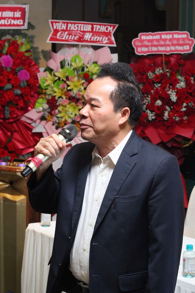 Tổng Bi&ecirc;n tập Nguyễn Quốc H&ugrave;ng ph&aacute;t biểu tại buổi lễ