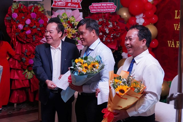 Tổng Bi&ecirc;n tập Nguyễn Quốc H&ugrave;ng c&ocirc;ng bố, trao quyết định bổ nhiệm, giao nhiệm vụ v&agrave; tặng hoa cho&nbsp;&ocirc;ng Mai Đức Tuy&ecirc;n - Ph&oacute; Trưởng Văn ph&ograve;ng đại diện tại TP. Hồ Ch&iacute; Minh