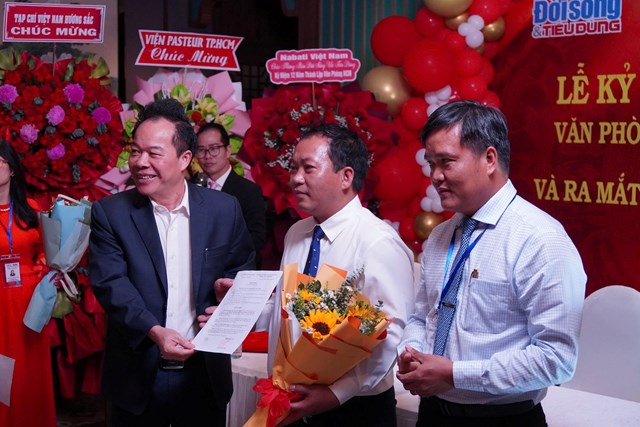 Tổng Bi&ecirc;n tập Nguyễn Quốc H&ugrave;ng c&ocirc;ng bố, trao quyết định bổ nhiệm, giao nhiệm vụ v&agrave; tặng hoa cho&nbsp;&ocirc;ng Nguyễn Hải Phong - Trưởng Văn ph&ograve;ng đại diện tại TP. Hồ Ch&iacute; Minh