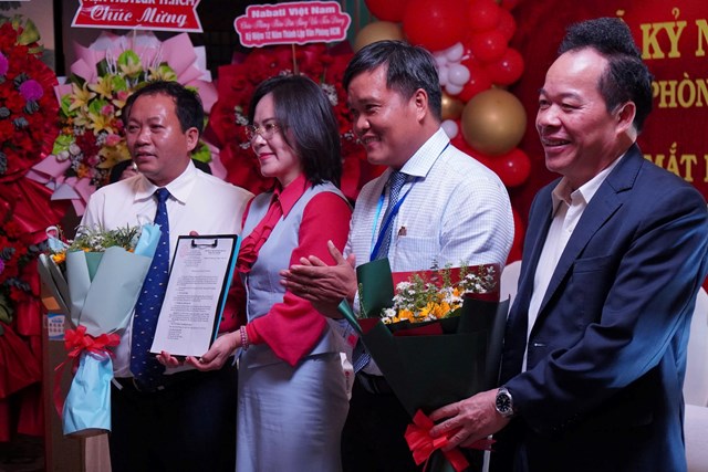 Tiến sĩ Nguyễn L&ecirc; V&acirc;n - Ph&oacute; Trưởng Ph&ograve;ng Quản l&yacute; B&aacute;o ch&iacute; Xuất bản, Sở Văn ho&aacute; v&agrave; Thể Thao th&agrave;nh phố Hồ Ch&iacute; Minh trao Quyết định chấp thuận VPĐD mới