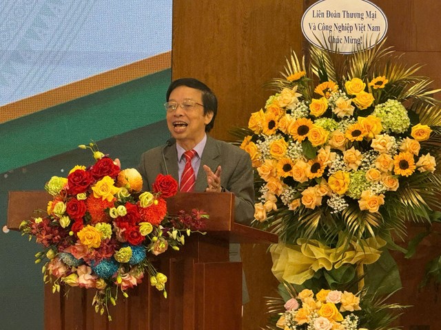 &Ocirc;ng Phạm Xu&acirc;n H&ograve;e, chuy&ecirc;n gia kinh tế, Ph&oacute; Chủ tịch ki&ecirc;m Tổng Thư k&yacute; Hiệp hội Cho thu&ecirc; T&agrave;i ch&iacute;nh Việt Nam (FLA), nguy&ecirc;n Ph&oacute; Viện trưởng Viện Chiến lược Ng&acirc;n h&agrave;ng chia sẻ tại hội thảo.