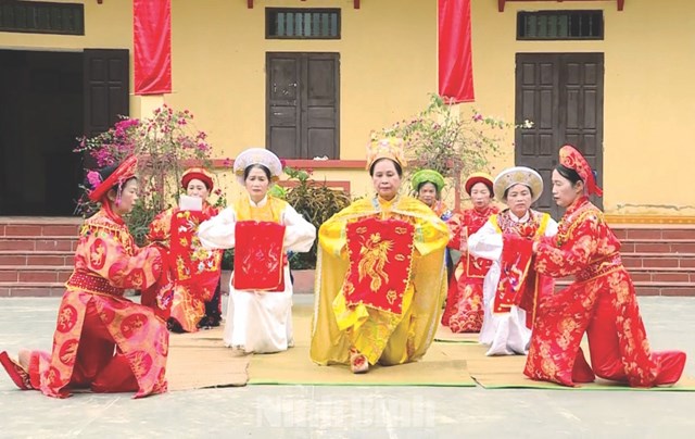 Đội tế nữ quan của th&ocirc;n Đ&ocirc;ng Th&agrave;nh, x&atilde; Trường Y&ecirc;n tập luyện chuẩn bị cho lễ hội Hoa Lư năm 2022