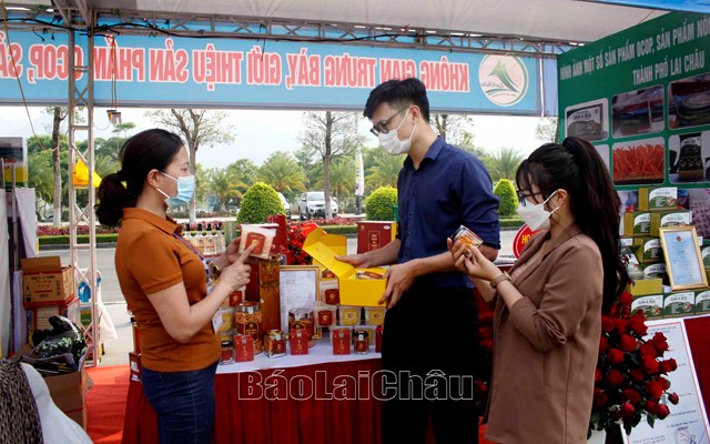 Hơn 100 sản phẩm OCOP, n&ocirc;ng sản ti&ecirc;u biểu được trưng b&agrave;y - Ảnh: laichau.gov.vn