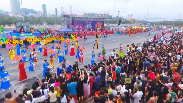 B&atilde;i biển C&ocirc;ng vi&ecirc;n Đại Dương, phường B&atilde;i Ch&aacute;y l&agrave; nơi diễn ra lễ hội Carnaval Hạ Long 2022. Ảnh chụp Carnaval Hạ Long 2019.